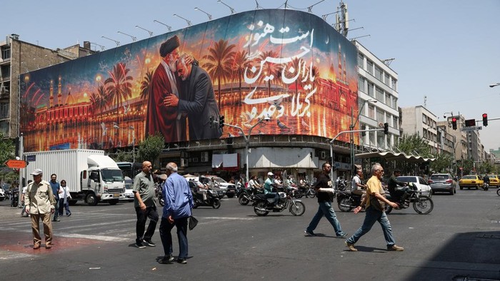 billboard-dengan-gambar-mendiang-ayatollah-ali-khamenei-dan-jenderal-qassem-soleimani-terpampang-di-kota-teheran-iran-1782886868892_169